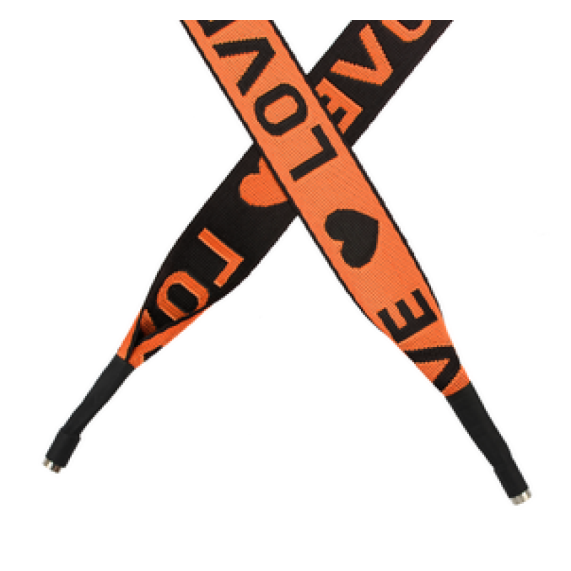 Шнур плоский полиэстер принт жаккард LOVE 2,5*135см с наконечником, цв:оранжевый/черный