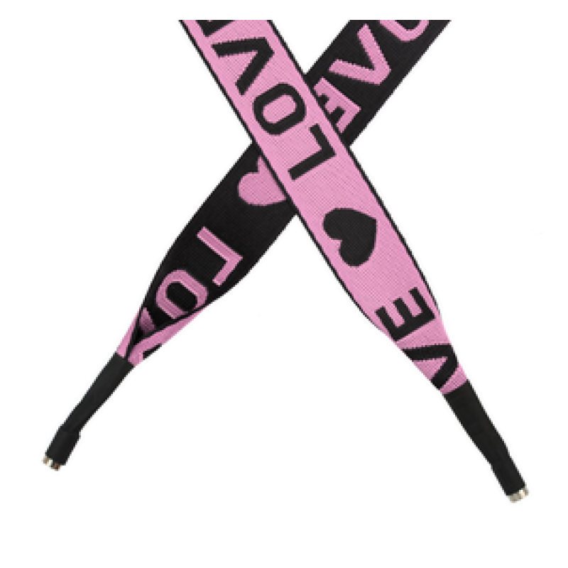 Шнур плоский полиэстер принт жаккард LOVE 2,5*135см с наконечником, цв:розовый/черный